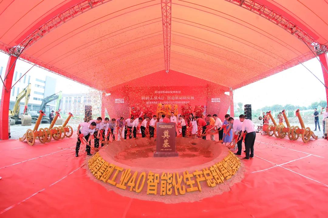 出席奠基仪式的领导、嘉宾共同为项目奠基培土